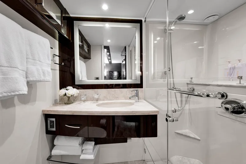 Slide: The Image of Luxuriöses Badezimmer mit Marmorwaschbecken, Glasdusche und eleganten Holzdetails auf einer Yacht. - 30