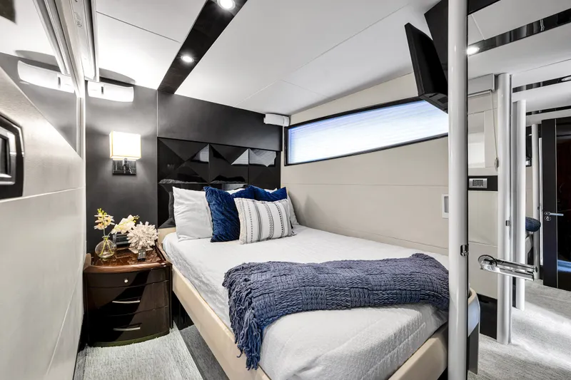 Slide: The Image of Luxuriöses Schlafzimmer auf einer Lazzara LSX 75 Yacht von 2008 mit modernem Design und eleganter Einrichtung. - 29