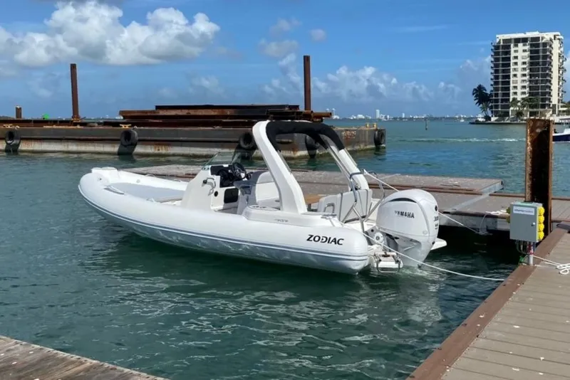 Slide: The Image of Zodiac Medline 7.5 von 2023 an einem Dock, umgeben von Wasser und Gebäuden im Hintergrund. - 32