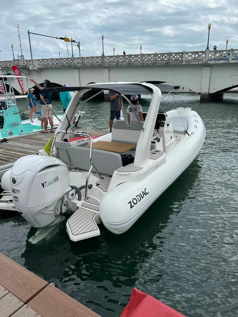 Slide: The Image of Zodiac Medline 7.5 von 2023 an einem Dock, mit einem Yamaha-Außenbordmotor. - 33