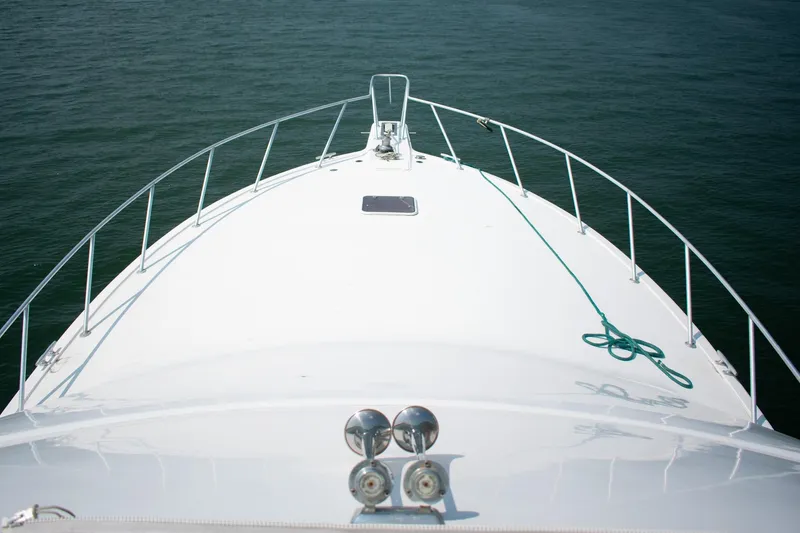 Slide: The Image of Die Vorderseite einer weißen Yacht mit Reling und einem Seil auf dem Deck. - 28