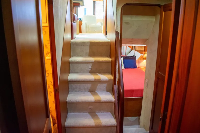 Slide: The Image of Interieur van een jacht met trap naar een gezellige slaapkamer met rood bed. - 19