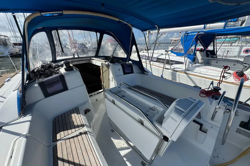 Slide: The Image of Jeanneau Sun Odyssey 389 Segelboot Cockpit, Baujahr 2018, im Hafen. - 21