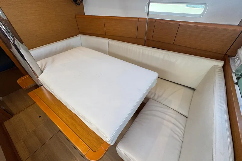 Slide: The Image of Innenraum der Jeanneau Sun Odyssey 389, 2018, mit weißem Polstersitz. - 39
