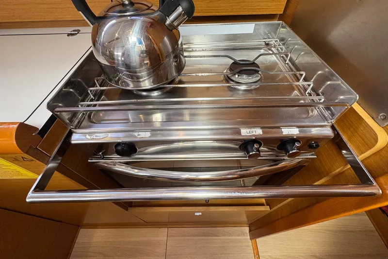 Slide: The Image of Area cucina Jeanneau Sun Odyssey 389 con bollitore sul fornello. - 43