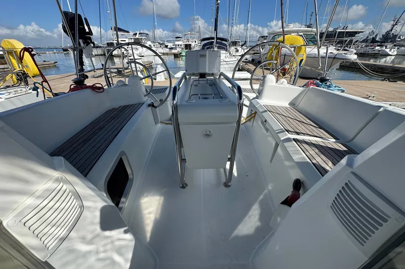 Slide: The Image of Jeanneau Sun Odyssey 389 zeilboot cockpit, model 2018, aangemeerd in de haven. - 27
