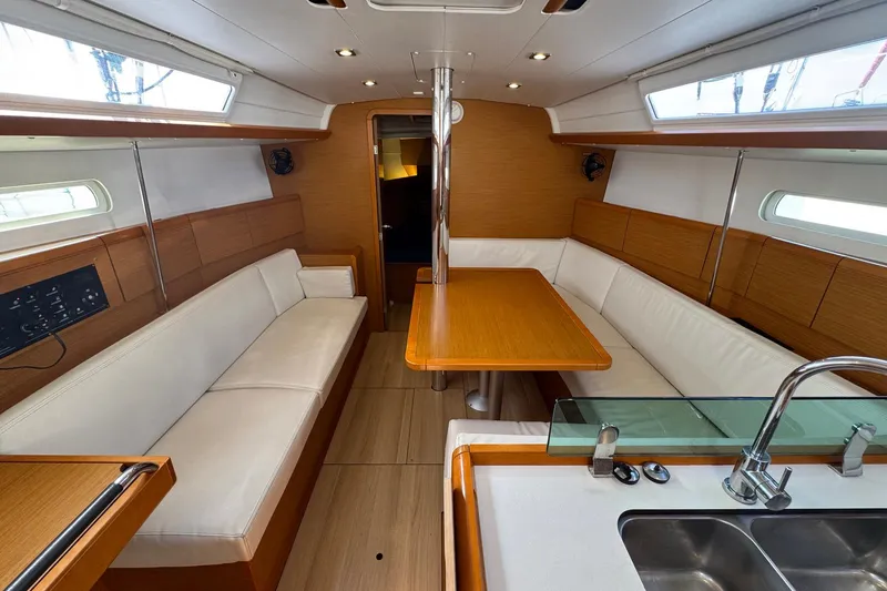 Slide: The Image of Interior del yate Jeanneau Sun Odyssey 389, año 2018. - 33