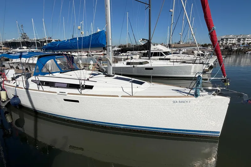 The Image of Jeanneau Sun Odyssey 389 zeilboot in de haven, bouwjaar 2018. - 2