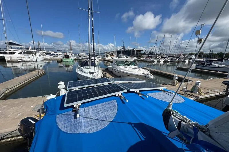 Slide: The Image of Velero Jeanneau Sun Odyssey 389 en marina con paneles solares, modelo 2018. - 19