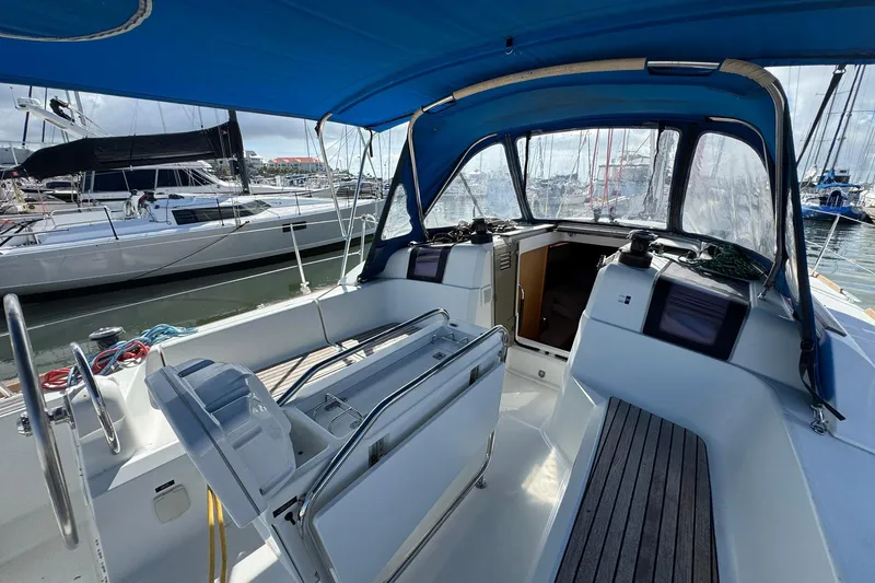 Slide: The Image of Jeanneau Sun Odyssey 389 zeilbootcockpit, model 2018, aangemeerd in de haven. - 22