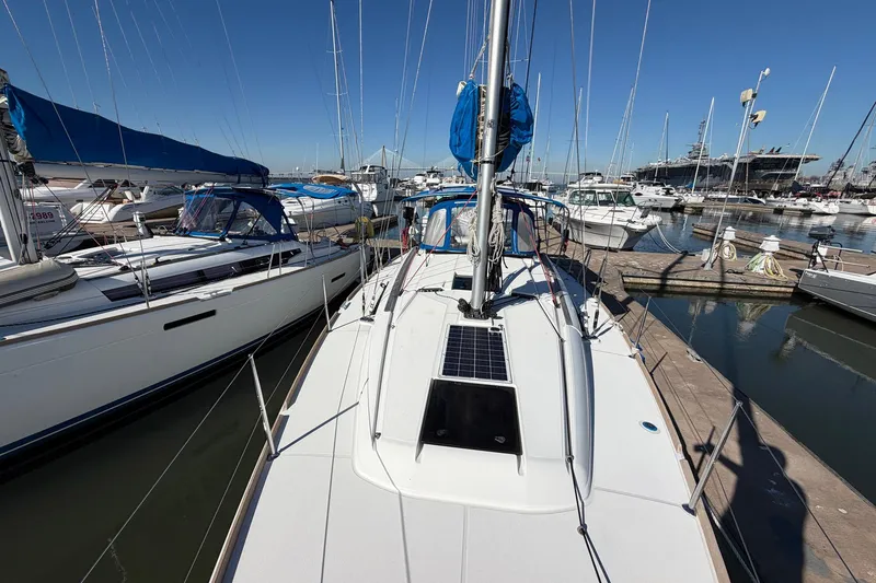 Slide: The Image of Jeanneau Sun Odyssey 389 Segelboot im Hafen, Baujahr 2018. - 15