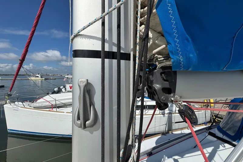 Slide: The Image of Mástil del velero Jeanneau Sun Odyssey 389, modelo 2018, atracado en el puerto. - 29