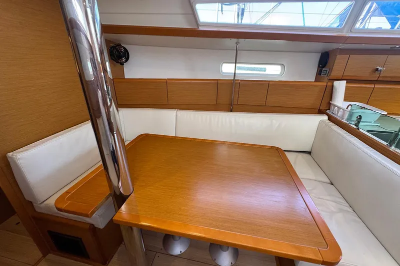 Slide: The Image of Interieur van Jeanneau Sun Odyssey 389 2018 met houten tafel en witte zitplaatsen. - 37