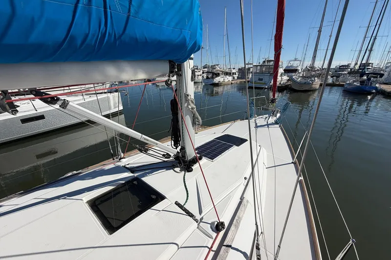 Slide: The Image of Voilier Jeanneau Sun Odyssey 389 au port, modèle 2018. - 17
