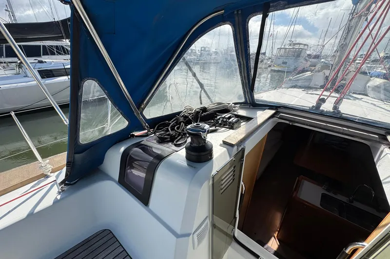 Slide: The Image of Cockpit van Jeanneau Sun Odyssey 389 uit 2018 in de jachthaven. - 26