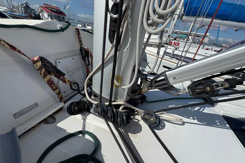 Slide: The Image of Détails du gréement du voilier Jeanneau Sun Odyssey 389, modèle 2018. - 30