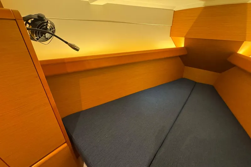 Slide: The Image of Cabina interior del velero Jeanneau Sun Odyssey 389 de 2018. - 49