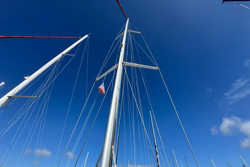 Slide: The Image of Masten van Jeanneau Sun Odyssey 389 tegen blauwe lucht. - 28