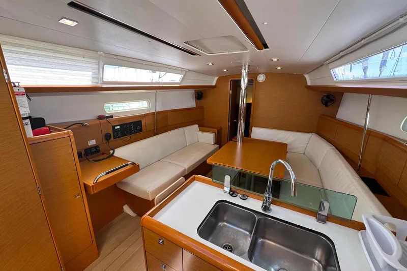 Slide: The Image of Interieur van Jeanneau Sun Odyssey 389 jacht, bouwjaar 2018. - 40