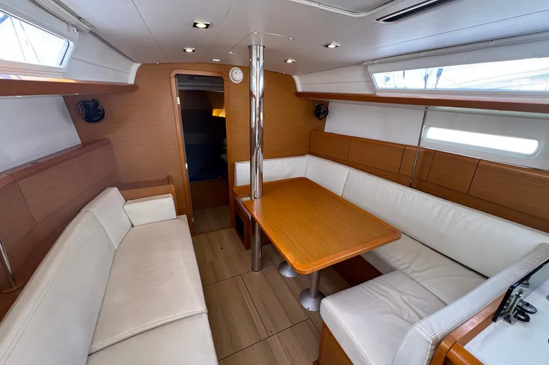 Slide: The Image of Interior del yate Jeanneau Sun Odyssey 389, año 2018. - 34