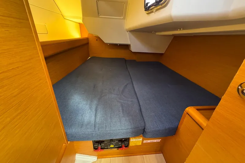 Slide: The Image of Cabina del Jeanneau Sun Odyssey 389, modello 2018, con materasso blu. - 46