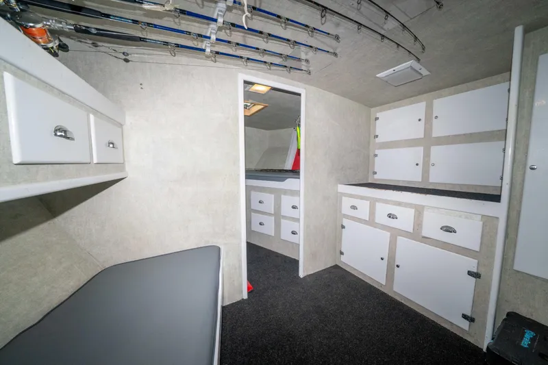 Slide: The Image of Interior del yate Custom Carolina 57 Buddy Cannady, modelo 1990. - 17