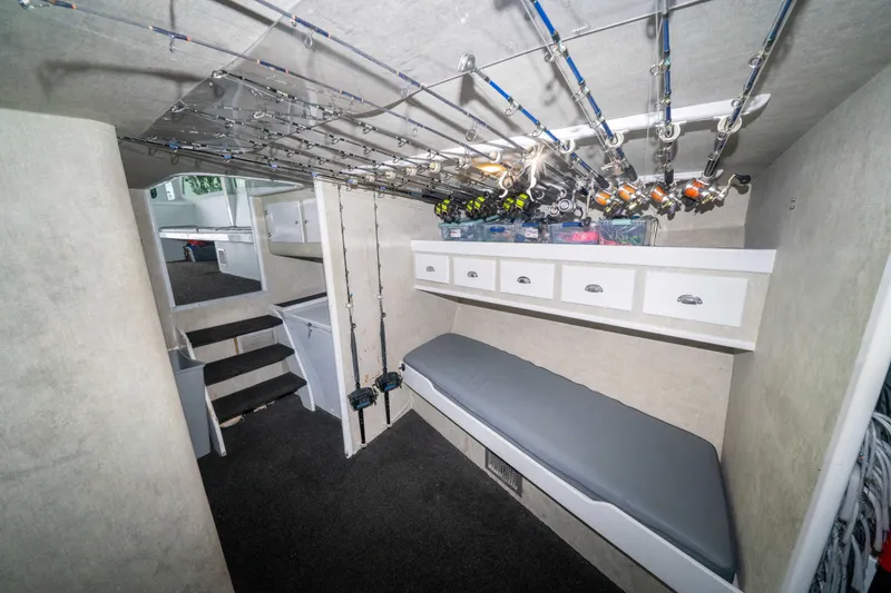 Slide: The Image of Interior de un barco 1990 Custom Carolina 57 Buddy Cannady con cañas de pescar. - 18