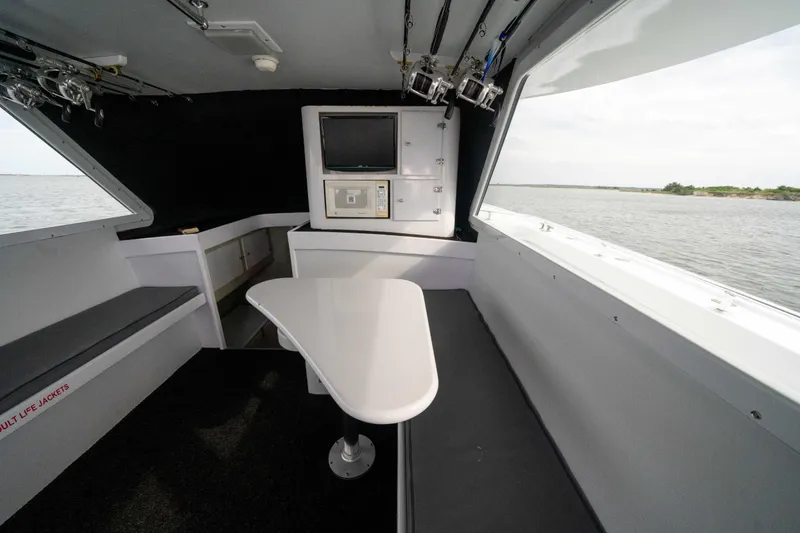 Slide: The Image of Interior de un yate Custom Carolina 57 Buddy Cannady de 1990. - 20