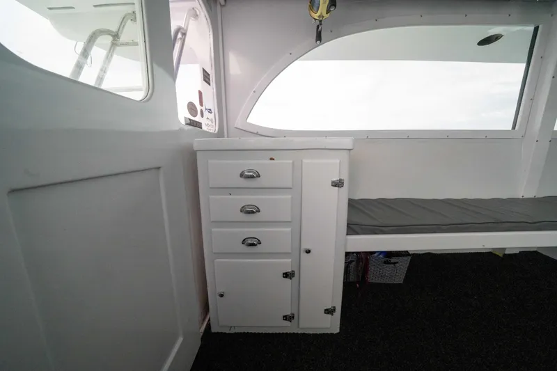 Slide: The Image of Interno di uno yacht Custom Carolina 57 Buddy Cannady del 1990. - 23
