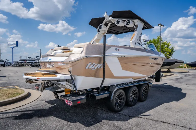 Slide: The Image of 2027 Tigé Ultré 23ZX boat on trailer under blue sky at dealership. - 20