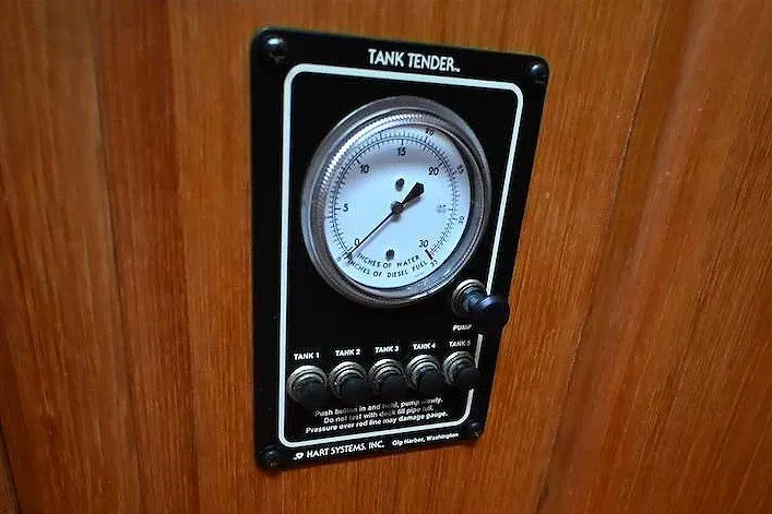 Slide: The Image of Tank tender gauge on 1989 Ta Shing Yachts Taswell 43, displaying water levels. - 78