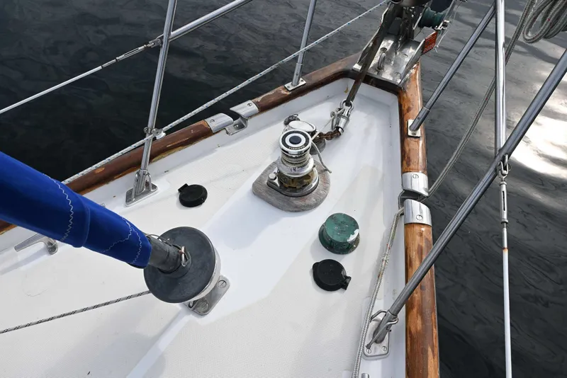Slide: The Image of Bow deck of 1989 Ta Shing Yachts Taswell 43 sailboat with winch and fittings. - 18