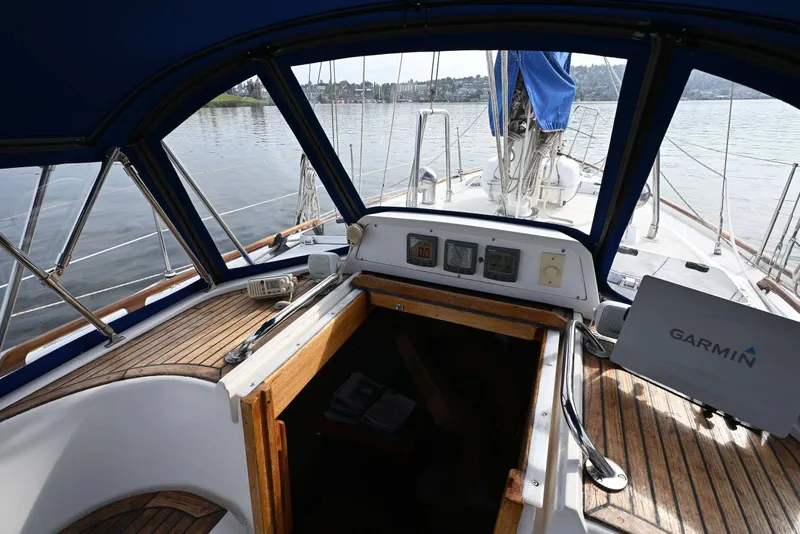 Slide: The Image of Cockpit view of 1989 Ta Shing Yachts Taswell 43 sailboat with Garmin navigation system. - 14