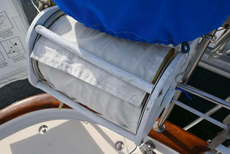 Slide: The Image of Deck equipment on a 1989 Ta Shing Yachts Taswell 43 sailboat. - 36