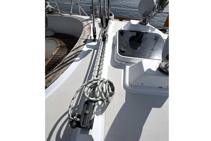 Slide: The Image of Deck view of 1989 Ta Shing Yachts Taswell 43, featuring rigging and hatch details. - 28