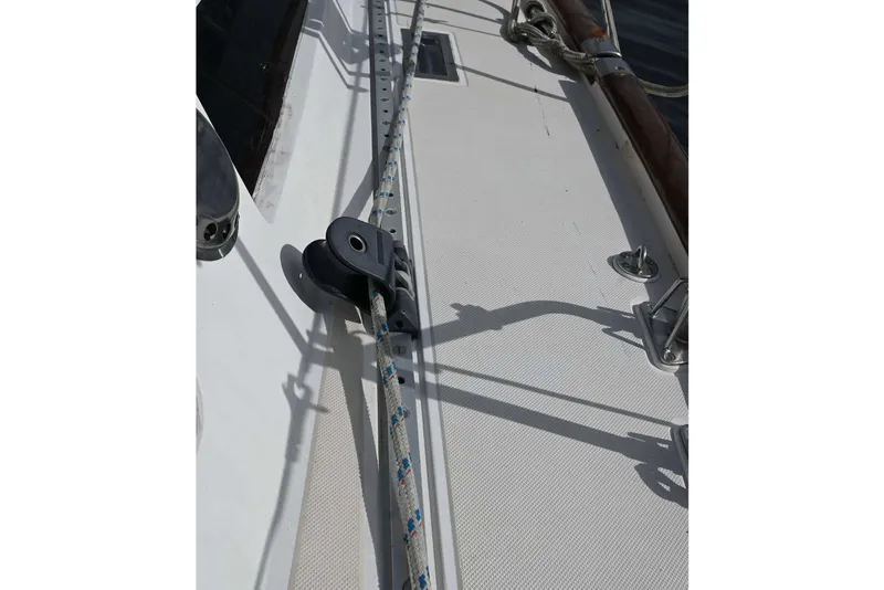 Slide: The Image of Deck view of 1989 Ta Shing Yachts Taswell 43 sailboat with rigging details. - 29
