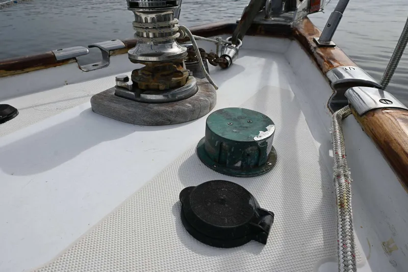 Slide: The Image of Deck details of 1989 Ta Shing Yachts Taswell 43, featuring winch and cleats. - 19