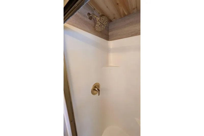Slide: The Image of Douche avec plafond en bois et accessoires dorés dans un bateau. - 49