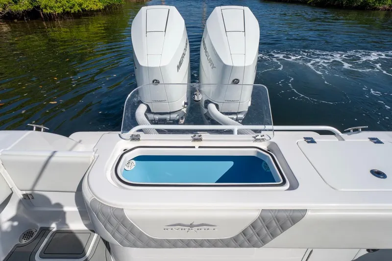 Slide: The Image of Invincible 33 Open Fisherman 2025 con doppi motori fuoribordo. - 40