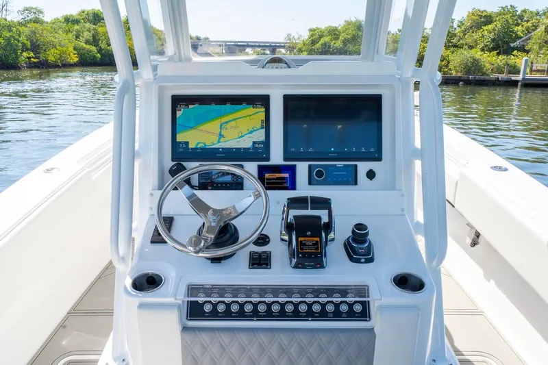 Slide: The Image of Timón del Invincible 33 Open Fisherman 2025 con electrónica avanzada. - 14