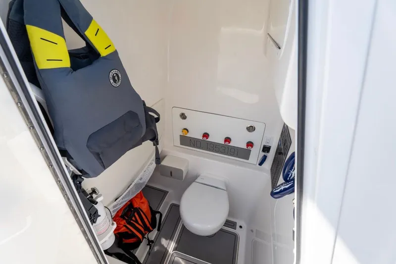 Slide: The Image of Intérieur de l'Invincible 33 Open Fisherman 2025 avec toilettes et équipement de sécurité. - 26