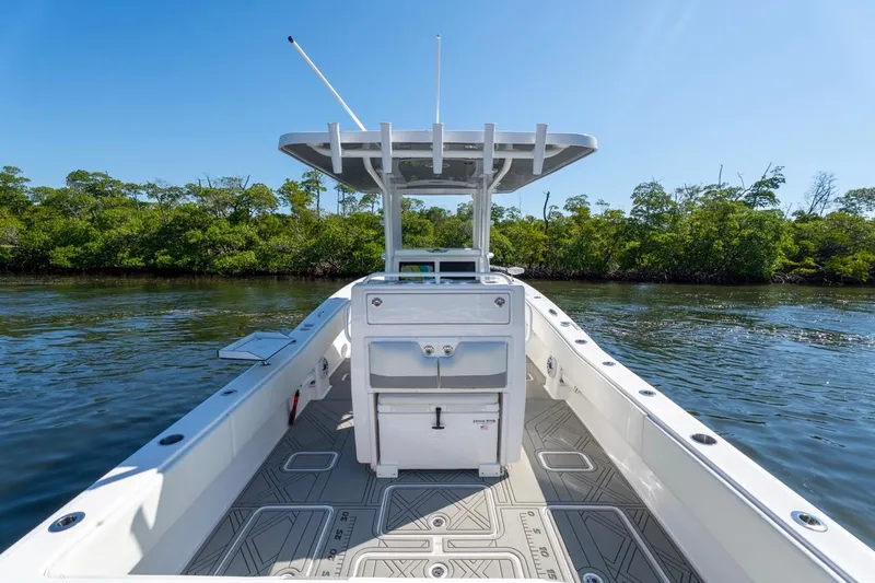 Slide: The Image of Invincible 33 Open Fisherman 2025 su acque calme. - 20