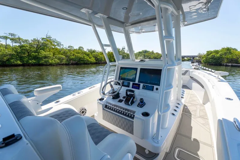 Slide: The Image of Vue intérieure du bateau Invincible 33 Open Fisherman 2025. - 23