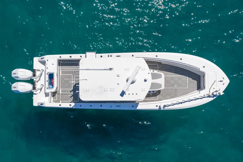 Slide: The Image of Vista aerea dell'Invincible 33 Open Fisherman 2025 su acqua blu. - 52