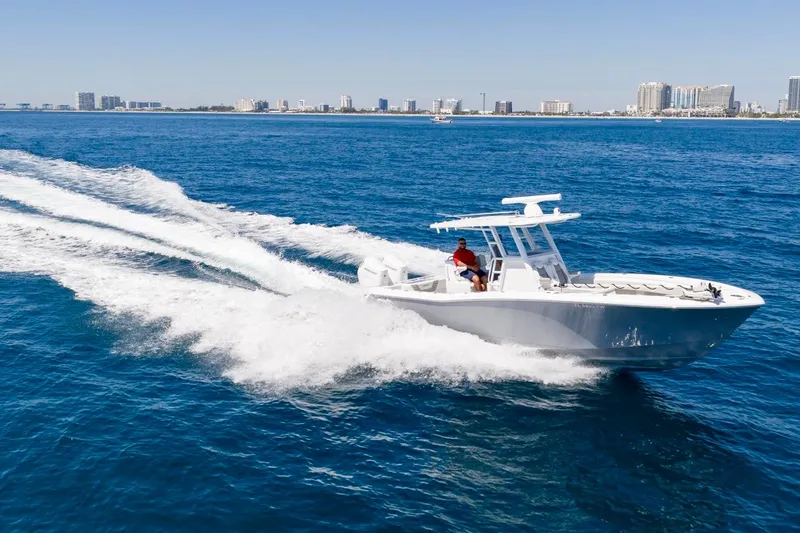 Slide: The Image of Invincible 33 Open Fisherman 2025 vaart op open water. - 65
