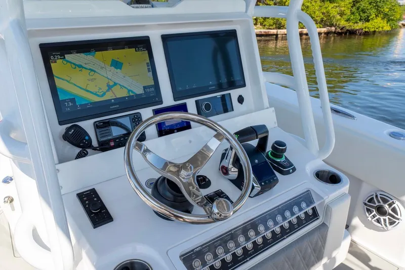 Slide: The Image of Steuerkonsole des Invincible 33 Open Fisherman 2025 mit modernen Navigationssystemen. - 16
