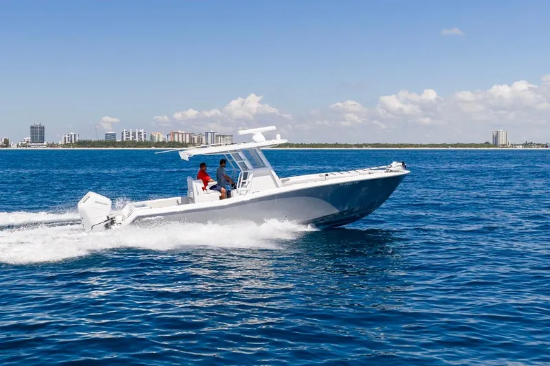 Slide: The Image of 2025 Invincible 33 Open Fisherman auf dem Meer bei sonnigem Wetter. - 62