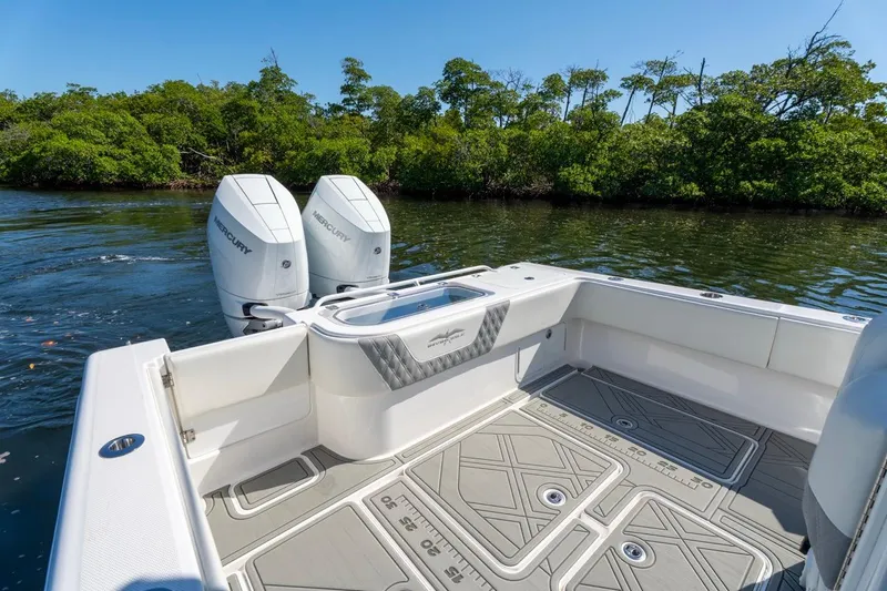 Slide: The Image of Invincible 33 Open Fisherman 2025 mit Mercury-Motoren auf ruhigem Wasser. - 43