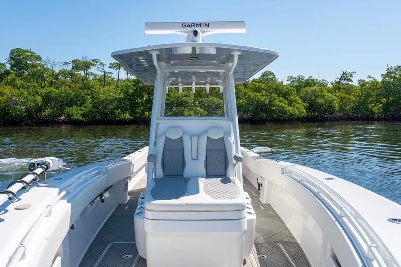 Slide: The Image of Invincible 33 Open Fisherman 2025 auf ruhigem Wasser, mit Garmin-Ausrüstung. - 31