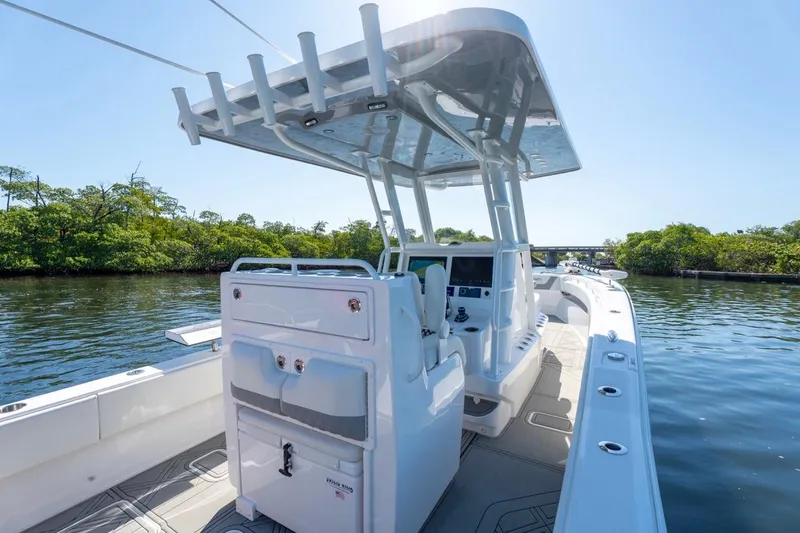 Slide: The Image of Invincible 33 Open Fisherman 2025 en aguas tranquilas. - 19
